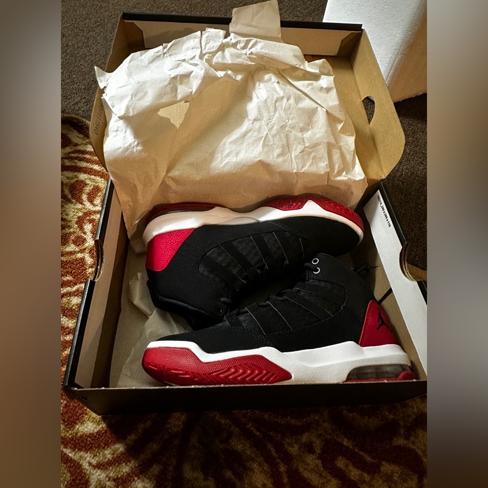 Jordan Max Aura GS - black & gym red - kids size 4 *New in box*